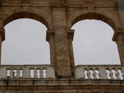 L�ultimo livello si presenta con un�armoniosa loggetta ad archi (del 1722) nella quale distinguiamo dei pilastri sui quali poggia un architrave decorato da triglifi. A chiudere il loggiato tre piccoli balconcini bianchi